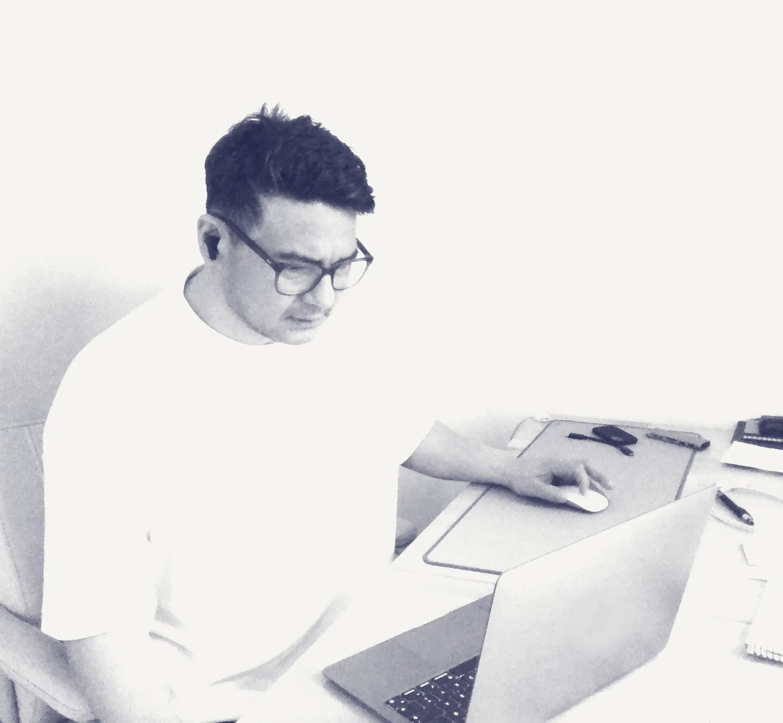 Foto von Carlos Querales bei der Arbeit im Büro